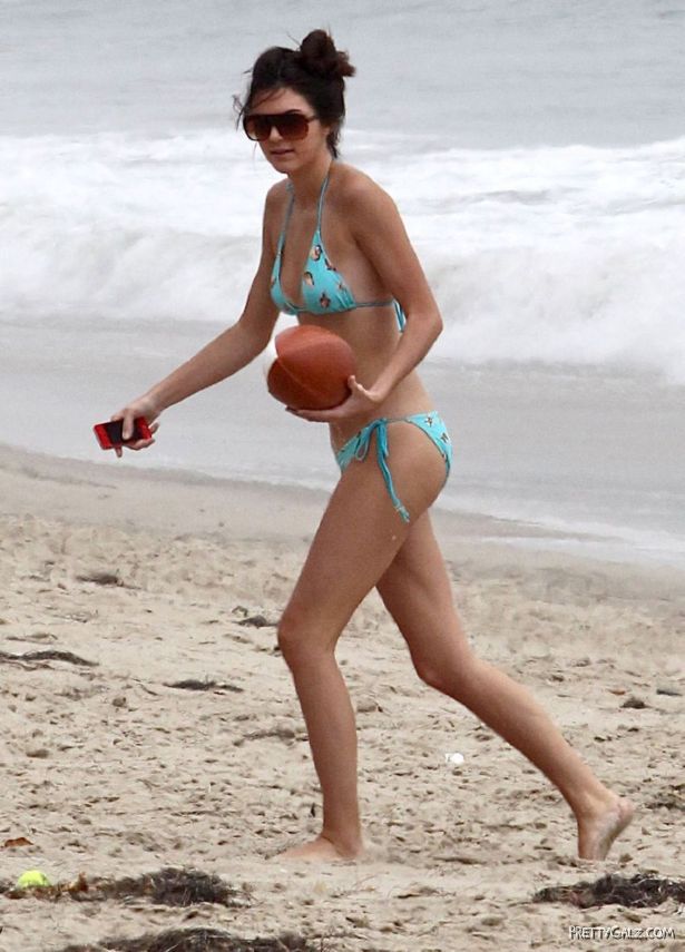 Sporty Kendall Jenner At The Malibu Beach